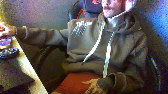 Snapshot of Dikklauss chatting on October 2025 10:32:02 PM Dikklauss online show from October 2025 10:32:02 PM