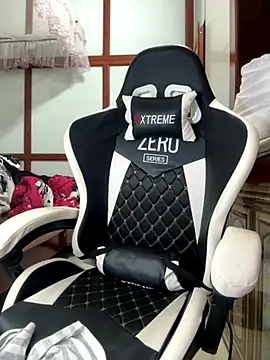 Hanh Luxii online show from September 2025 06:58:02 AM