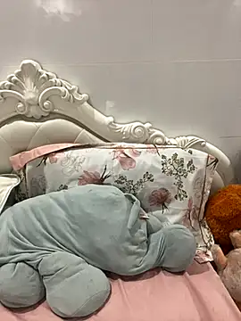 Snapshot of Beiiu_18 chatting on October 2025 08:10:01 PM Beiiu 18 online show from October 2025 08:10:01 PM