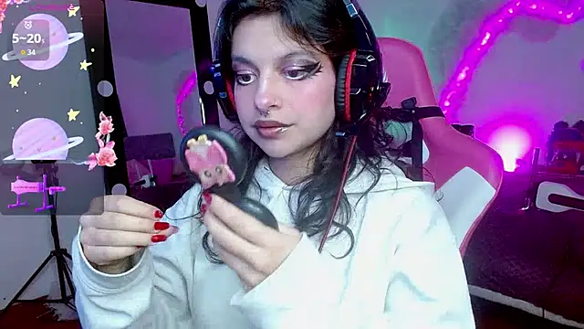 larah uwu online show from October 2025 07:47:02 PM