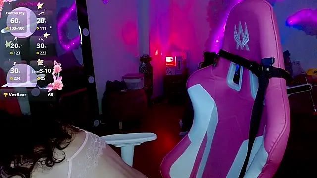 larah uwu online show from November 2025 06:51:01 PM