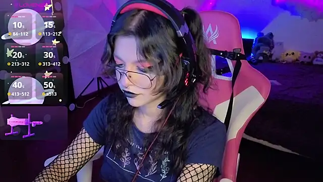 larah uwu online show from November 2025 07:24:01 PM