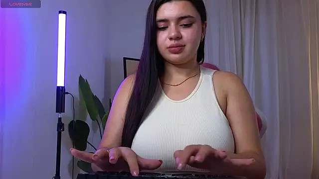 courtneyk  online show from October 2025 02:51:02 PM