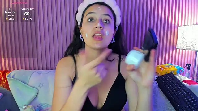 Snapshot of HollyHill_ chatting on October 2025 11:31:01 AM HollyHill online show from October 2025 11:31:01 AM