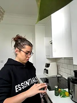 Snapshot of AlitaNova chatting on October 2025 10:56:02 AM AlitaNova online show from October 2025 10:56:02 AM