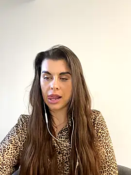 Snapshot of AlitaNova chatting on November 2025 11:53:02 AM AlitaNova online show from November 2025 11:53:02 AM