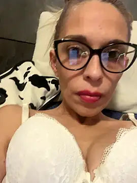 littlesquaw85 online show from October 2025 03:04:01 PM