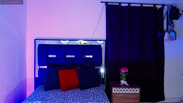 taniaqueen18 online show from October 2025 09:01:01 PM