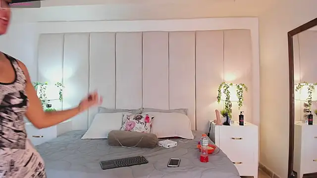 Snapshot of mia_rousse25 chatting on October 2025 01:45:02 PM mia rousse25 online show from October 2025 01:45:02 PM