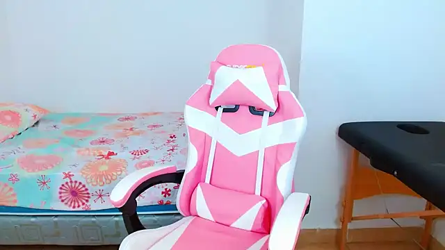 Snapshot of kamilla_evans chatting on November 2025 10:43:02 PM kamilla evans online show from November 2025 10:43:02 PM