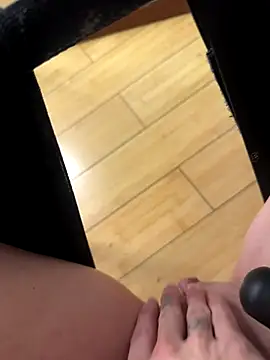 Snapshot of LittleCC1 chatting on November 2025 05:22:01 PM LittleCC1 online show from November 2025 05:22:01 PM