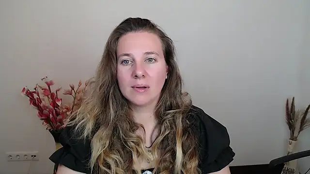 Darklure  online show from October 2025 07:11:01 PM