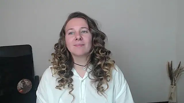 Darklure  online show from November 2025 06:43:02 PM