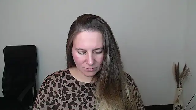 Darklure  online show from November 2025 07:47:01 PM