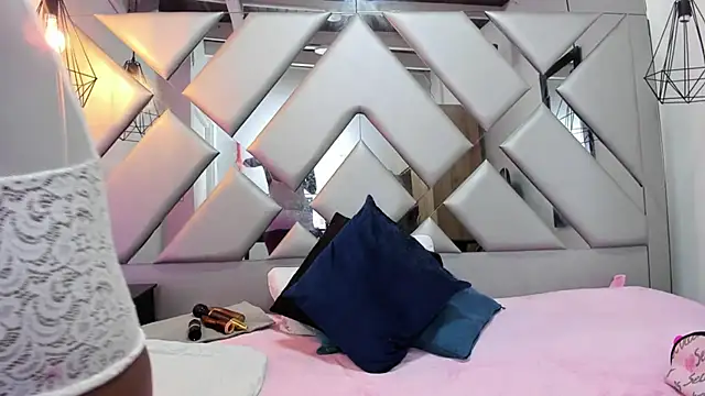 Lorenn Hill online show from October 2025 01:06:02 PM