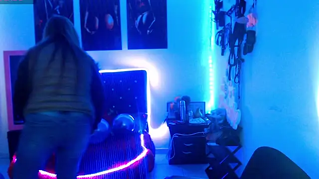 laura evans1998 online show from September 2025 03:02:01 PM