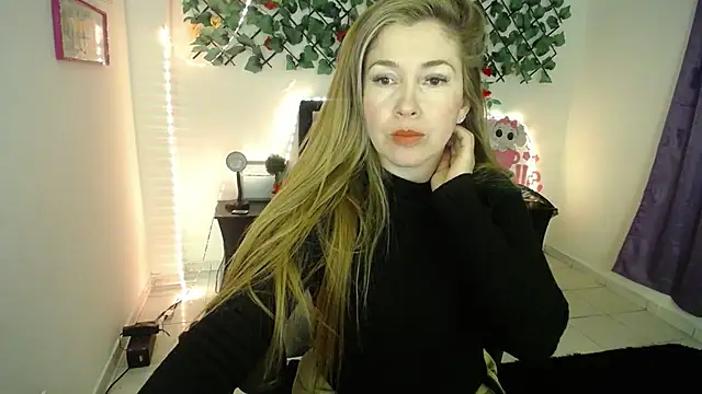 laura evans1998 online show from September 2025 03:25:01 PM
