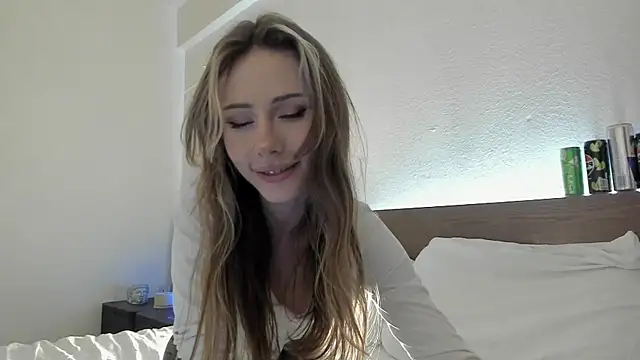 Snapshot of MilaDeLune chatting on December 2025 05:20:01 PM MilaDeLune online show from December 2025 05:20:01 PM