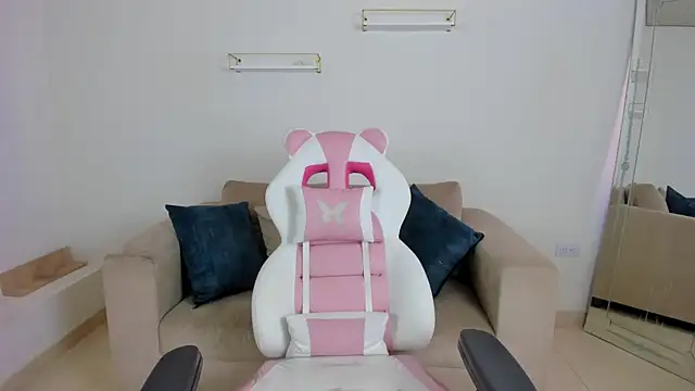 april smiith online show from November 2025 12:16:01 PM