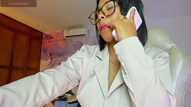 Snapshot of Elowen_Clark chatting on October 2025 08:20:02 PM Elowen Clark online show from October 2025 08:20:02 PM