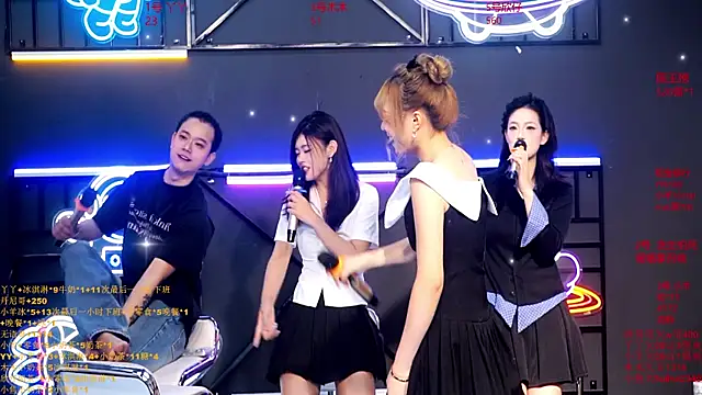 Snapshot of EYgirl222 chatting on October 2025 08:11:02 AM EYgirl222 online show from October 2025 08:11:02 AM