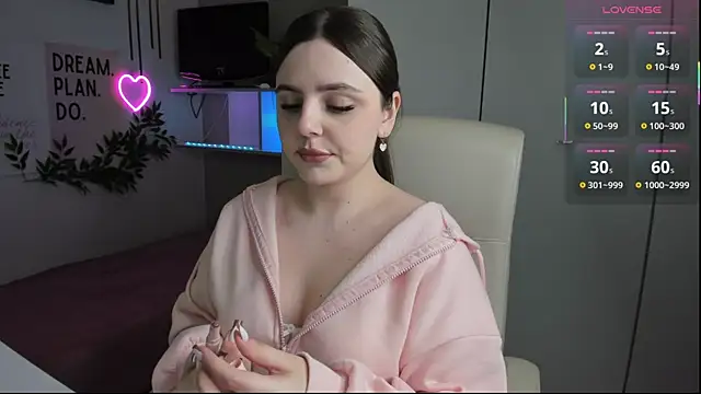 Snapshot of LiaWoow chatting on October 2025 01:42:02 PM LiaWoow online show from October 2025 01:42:02 PM