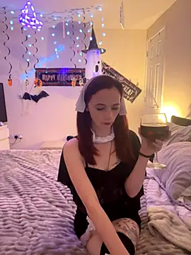 Snapshot of NaughtyLittleLouise chatting on October 2025 10:04:02 PM NaughtyLittleLouise online show from October 2025 10:04:02 PM