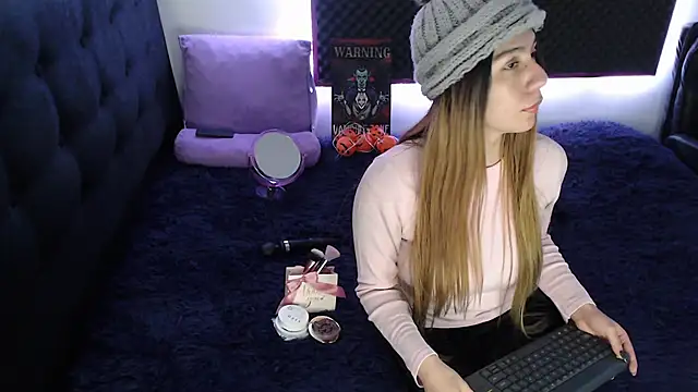 Snapshot of karlamoon23 chatting on October 2025 01:05:02 AM karlamoon23 online show from October 2025 01:05:02 AM