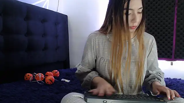 Snapshot of karlamoon23 chatting on October 2025 09:26:02 PM karlamoon23 online show from October 2025 09:26:02 PM