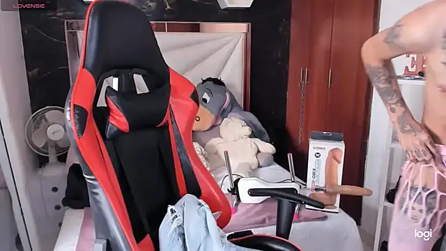 Snapshot of sara_slut21 chatting on December 2024 02:15:01 PM sara slut21 online show from December 2024 02:15:01 PM