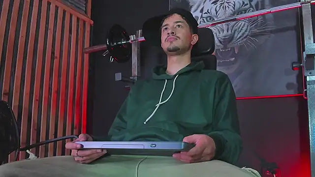 DimitriDeluxe online show from November 2025 07:37:01 PM