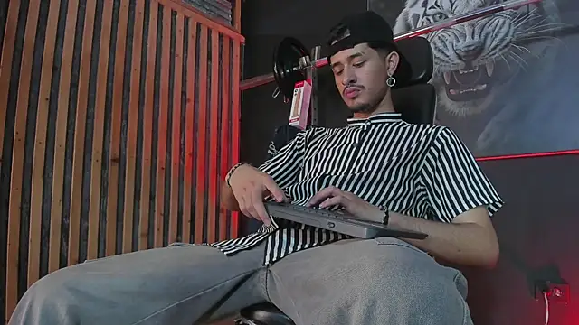 DimitriDeluxe online show from November 2025 07:45:02 PM