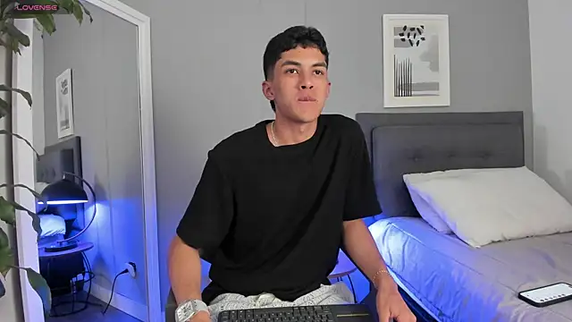 Snapshot of Tylerffoxx chatting on October 2025 10:40:01 PM Tylerffoxx online show from October 2025 10:40:01 PM