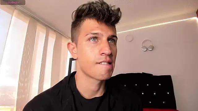 Snapshot of kevin_ahss chatting on October 2025 10:18:02 PM kevin ahss online show from October 2025 10:18:02 PM