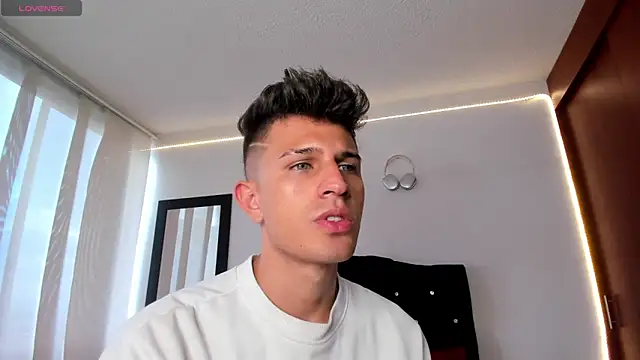 Snapshot of kevin_ahss chatting on October 2025 09:47:02 PM kevin ahss online show from October 2025 09:47:02 PM