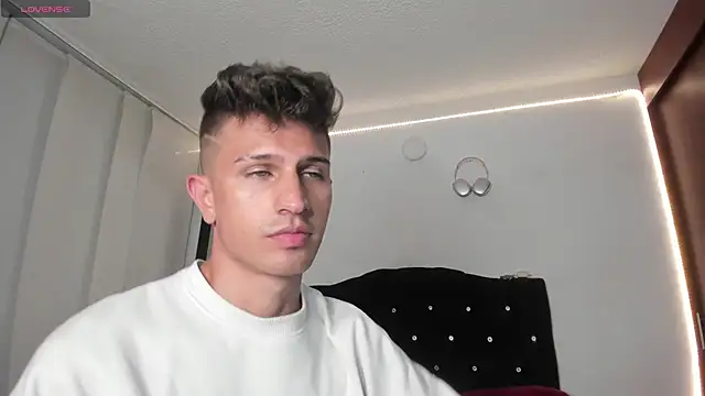 Snapshot of kevin_ahss chatting on October 2025 10:52:02 PM kevin ahss online show from October 2025 10:52:02 PM