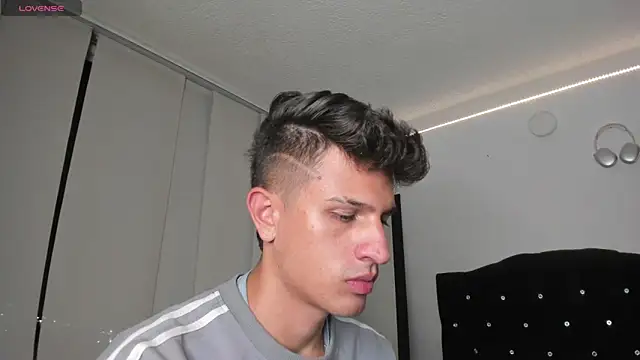 Snapshot of kevin_ahss chatting on October 2025 11:28:02 PM kevin ahss online show from October 2025 11:28:02 PM