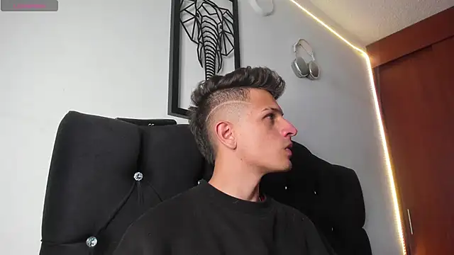 Snapshot of kevin_ahss chatting on November 2025 10:09:01 PM kevin ahss online show from November 2025 10:09:01 PM