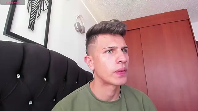 Snapshot of kevin_ahss chatting on November 2025 08:30:02 PM kevin ahss online show from November 2025 08:30:02 PM