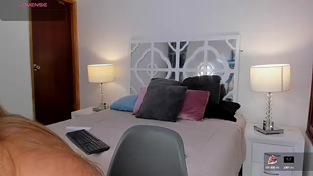 Snapshot of MikaelaStone chatting on October 2025 12:28:01 PM MikaelaStone online show from October 2025 12:28:01 PM