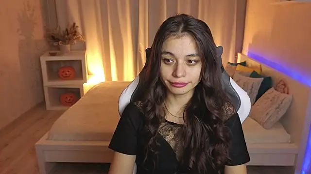 Leila Hefner online show from November 2025 04:18:02 PM