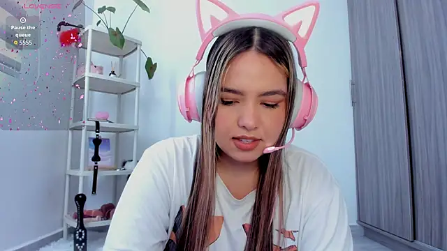 Snapshot of Alana_Banana_ chatting on October 2025 03:30:01 PM Alana Banana online show from October 2025 03:30:01 PM