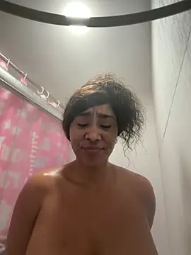 Snapshot of LuckyKhloe chatting on October 2025 01:29:01 AM LuckyKhloe online show from October 2025 01:29:01 AM