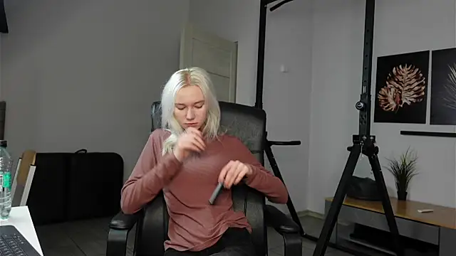 Laura Chaplin online show from November 2025 06:44:01 AM