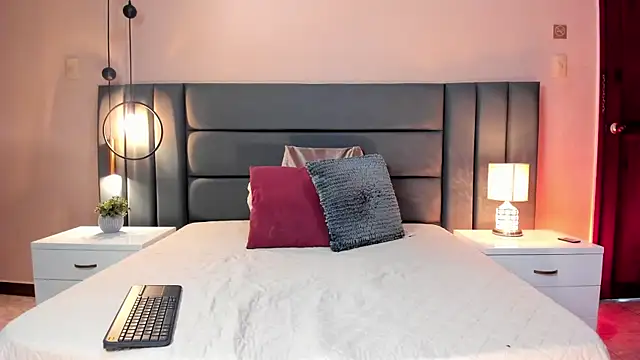 Snapshot of DaphneBeaumont chatting on October 2025 12:14:02 PM DaphneBeaumont online show from October 2025 12:14:02 PM