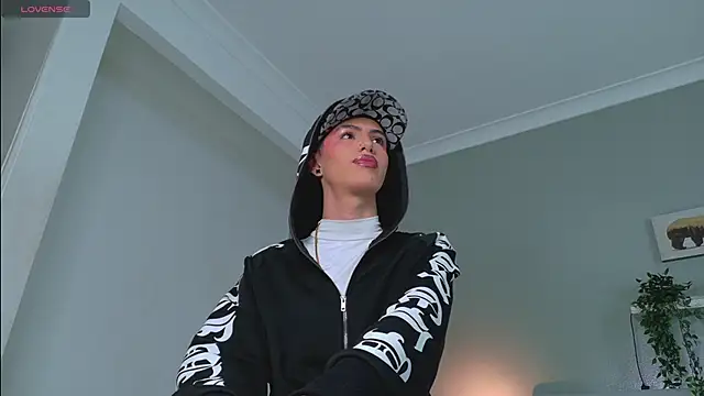 Nickifox   online show from October 2025 07:33:01 PM