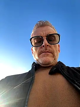 Axl hot online show from November 2025 03:01:02 PM