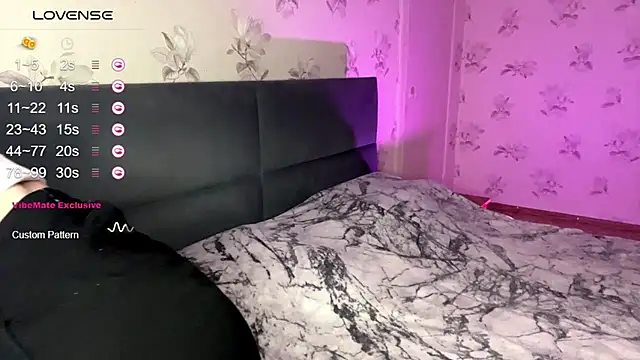 Snapshot of DiaDavidson chatting on October 2025 06:19:02 PM DiaDavidson online show from October 2025 06:19:02 PM