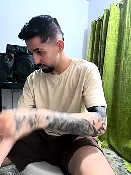 Snapshot of giannis090 chatting on October 2025 08:02:02 AM giannis090 online show from October 2025 08:02:02 AM