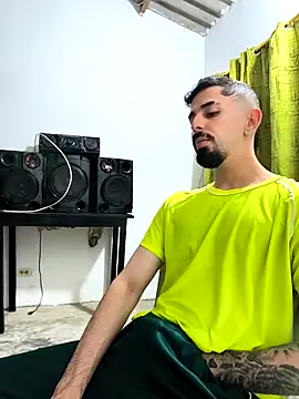 Snapshot of giannis090 chatting on October 2025 12:33:01 AM giannis090 online show from October 2025 12:33:01 AM